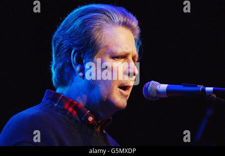 Brian Wilson, chanteur-compositeur de Beach Boys, se présentant sur scène au Royal Festival Hall, à Londres, lors d'un concert célébrant la 100e édition du magazine MOJO. Banque D'Images