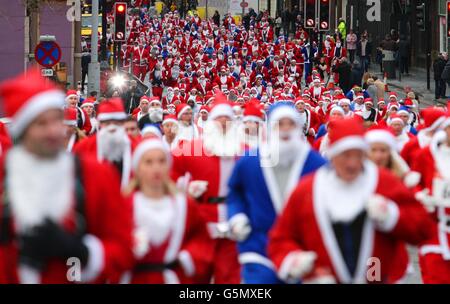 Tableau de bord du Père Noël.Les coureurs vêtus de costumes rouges et bleus de Santa participent à la RunLiverpool Santa Dash 2012 à Liverpool. Banque D'Images