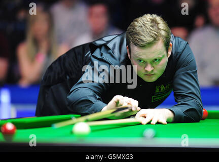 Le Shaun Murphy d'Angleterre à la table lors de son premier match des William Hill UK Snooker Championships au York Barbican Center, York. Banque D'Images