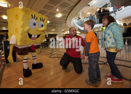 Nickelodeon SpongeBob SquarePants, qui a voyagé de bikini Bottom à Wolverhampton pour rencontrer les fans Liam, 6 et Tiegan, 7 et de diffuser les encouragements et les gâteries de Noël au Mander Center à Wolverhampton. Banque D'Images