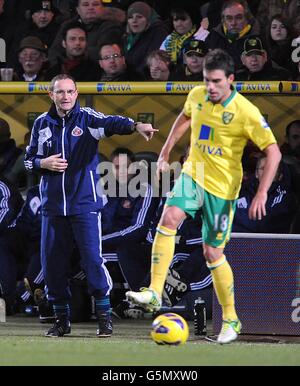 Martin O'Neill, directeur de Sunderland (à gauche), donne des instructions sur la ligne de contact Comme Javier Garrido (à droite) de la ville de Norwich contrôle le ballon Banque D'Images