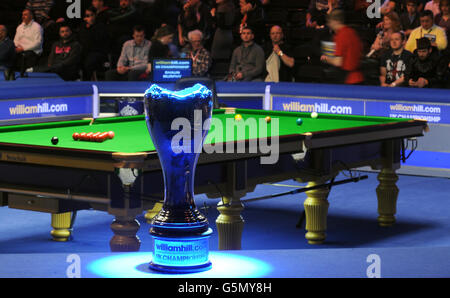 Le trophée est exposé lors des championnats William Hill UK Snooker au York Barbican Center, York. Banque D'Images