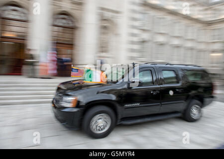 Vice-président des États-Unis Joe Biden arrive à des bâtiments gouvernementaux, Dublin, Irlande au début d'une visite de six jours. Banque D'Images