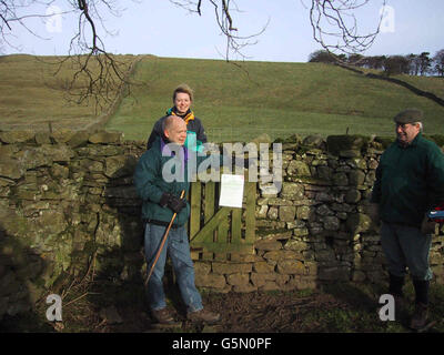 L'ancien dirigeant conservateur William Hague et son épouse Ffion ont contribué à célébrer la réouverture de la campagne touchée par la fièvre aphteuse.Portant un anorak vert et violet et un Jean bleu, M. Hague a traversé la pittoresque Wensleydale.* ...Ffion avait l'air détendu comme elle a gardé le froid dans une veste jaune, grise et verte.M. Hague, qui est le député local, a tenu la promesse faite au plus fort de la crise de la fièvre aphteuse de visiter la région lorsque les sentiers ont rouvert. Banque D'Images