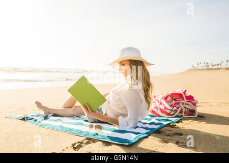 Caucasian woman on beach Banque D'Images