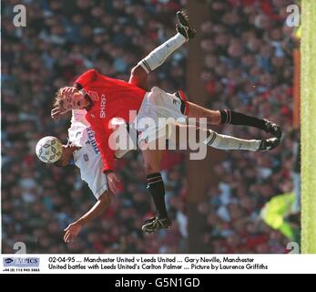 02-04-95. Manchester United contre Leeds United. Gary Neville, Manchester United, combat avec Carlton Palmer, de Leeds United. Photo de Laurence Griffiths Banque D'Images