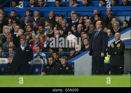 Rafael Benitez, directeur intérimaire de Chelsea (à droite), et Roberto Mancini, directeur de Manchester City, sur la ligne de contact lors du match de la Barclays Premier League à Stamford Bridge, Londres. Banque D'Images