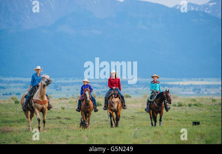 Cowboys et cowgirls équitation centre sur ranch Banque D'Images