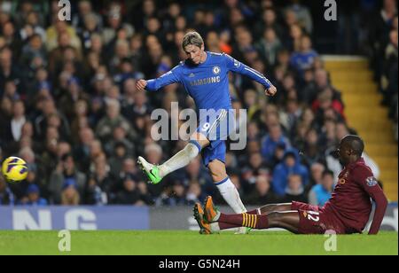 Football - Barclays Premier League - Chelsea / Manchester City - Stamford Bridge.Fernando Torres, de Chelsea, obtient le meilleur de la Yaya Toure de Manchester City (à droite) alors qu'ils se battent pour le ballon Banque D'Images