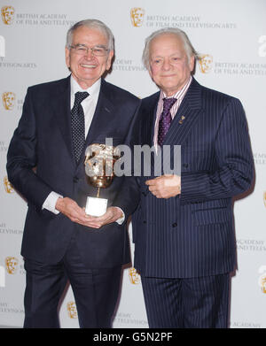 Brian Cosgrove (à gauche) lauréat du prix spécial, avec le présentateur Sir David Jason dans la salle de presse du British Academy Children's Awards 2012 au London Hilton, dans le centre de Londres. Banque D'Images