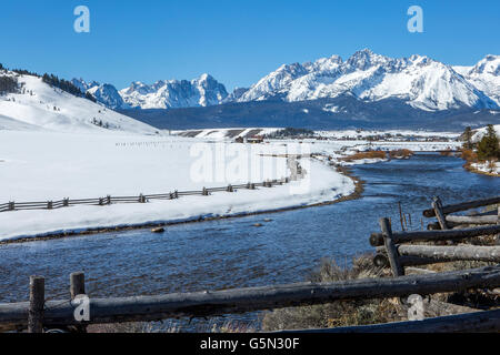 Les montagnes enneigées et river in rural landscape Banque D'Images