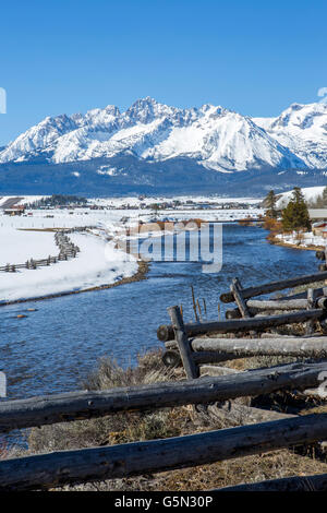 Les montagnes enneigées et river in rural landscape Banque D'Images