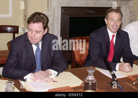 Le Premier ministre britannique Tony Blair (à droite) s'adresse à une réunion avec le secrétaire à la Santé Alan Milburn (à gauche) et des représentants du NHS Modernization Board situé au 10 Downing Street. * le conseil a présenté son premier examen annuel du plan NHS au Premier ministre et au secrétaire à la Santé et souligne les progrès réalisés au cours de la dernière année dans la réalisation du plan ainsi que les défis qui sont encore confrontés au service. Banque D'Images