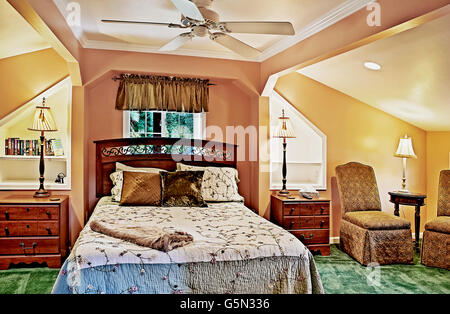 Lit et tables de nuit en chambre rustique Banque D'Images