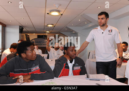 Aaron Hughes de Fulham fait une apparition à un Barclays Spaces Pour les événements sportifs Banque D'Images