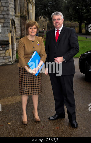 Le très honorable Carwyn Jones AM, Premier ministre du pays de Galles, salue Nicola Sturgeon MSP, vice-première ministre de l'Écosse, alors qu'elle arrive au château de Cardiff pour le conseil britannique-irlandais. Banque D'Images