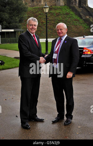 Le très honorable Carwyn Jones AM, Premier ministre du pays de Galles (à gauche) salue Allan Bell le ministre en chef de MHK, Isle of Man, lorsqu'il arrive au château de Cardiff pour le conseil britannique-irlandais. Banque D'Images