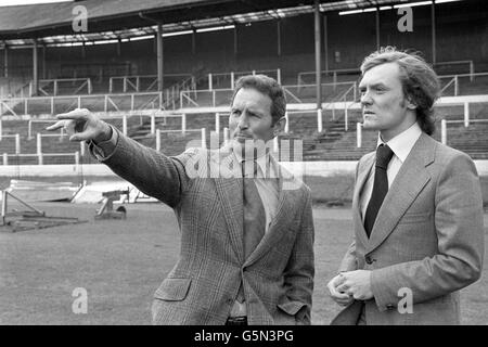 Dave Sexton, directeur du FC Chelsea, à gauche, offre une visite guidée du pont Stamford à destination de David Hay, star du milieu de terrain celtique et écossais. Chelsea espère signer le joueur ce jour-là. Banque D'Images