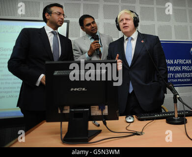 Le maire de Londres Boris Johnson (à droite) organise une vidéoconférence avec des étudiants et des élèves de quatre écoles africaines lors d'une visite à l'Université d'Amity dans l'Uttar Pradesh près de Delhi, où il s'est adressé à des membres de l'université et a répondu aux questions des étudiants indiens, Dans le cadre d'une visite d'une semaine en Inde pour persuader les entreprises indiennes d'investir à Londres. Banque D'Images