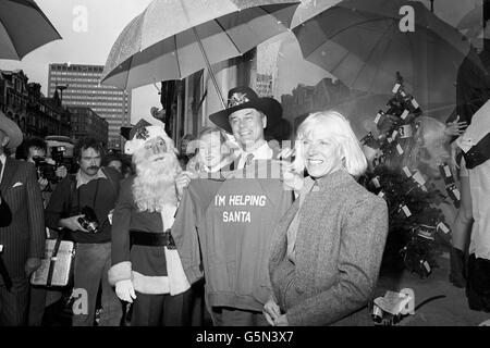 Divertissement - Larry Hagman - Noël à la fenêtre d'affichage dans Selfridges Oxford Street, Londres Banque D'Images