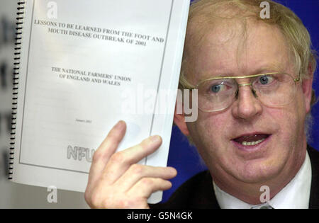 Ben Gill, président du Syndicat national des agriculteurs, tient le rapport indépendant de l'Union sur l'épidémie de fièvre aphteuse lors d'une conférence de presse au siège de l'UGN à Londres. Banque D'Images