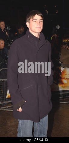 L'acteur Josh Hartnet, qui joue le rôle de vedette dans le film, arrive à la première de Black Hawk Down, une célébrité du gala britannique, au cinéma Empire de Leicester Square à Londres. Banque D'Images