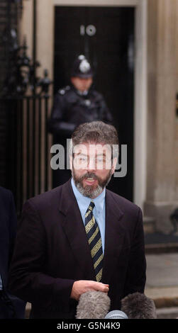 Le président de Sinn Fein, Gerry Adams, arrive devant Downing Street dans le centre de Londres pour des entretiens avec le Premier ministre britannique, Tony Blair.Adams est à Londres pour prendre possession de bureaux à la Chambre des communes.* avec les députés de Sinn Fein Martin McGuinness, Michelle GilderNew et Pat Doherty. Banque D'Images