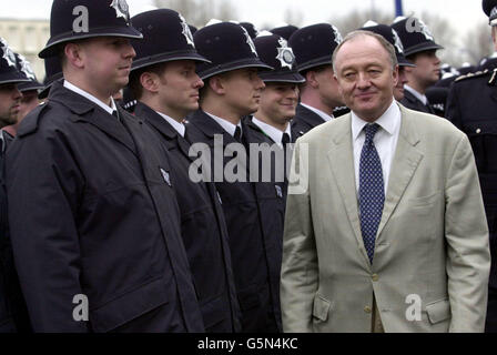 Certaines des 1000 nouvelles recrues de la police qui se sont enrôler pour se joindre à la Metropolitan police Force dans leur collège de formation à Londres, où elles ont été rencontrées par le maire de Londres Ken Livingstone. Livingstone a demandé au gouvernement d'adopter une approche de style New-yorkais. * à la police dans la capitale, avec le met sous contrôle mayonnaise direct. 14/02.02 : certaines des 1000 nouvelles recrues de la police qui se sont enrôler dans la Metropolitan police Force à leur collège de formation à Londres, où elles ont été rencontrées par le maire de Londres Ken Livingstone: M. Livingstone demande au gouvernement de contribuer à l'augmentation Banque D'Images