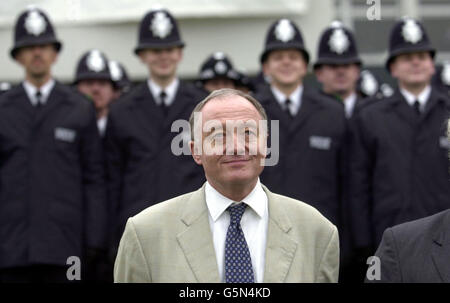 Certaines des 1000 nouvelles recrues de la police qui se sont enrôler pour se joindre à la Metropolitan police Force dans leur collège de formation à Londres, où elles ont été rencontrées par le maire de Londres Ken Livingstone. Livingstone a demandé au gouvernement d'adopter une approche de style New-yorkais. * à la police dans la capitale, avec le met sous contrôle mayonnaise direct. 22/01/02: M. Livingstone a annoncé qu'une équipe dédiée de policiers pourrait être déployée sur des bus dans le cadre d'un plan annuel de 25 millions visant à réprimer le stationnement illégal dans les voies de bus. Il est prévu que le programme couvrira 26 routes clés dans le Banque D'Images