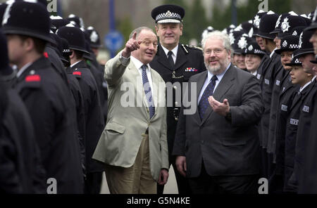 Certaines des 1000 nouvelles recrues de la police qui se sont enrôler pour se joindre à la Metropolitan police Force dans leur collège de formation à Londres, où elles ont été rencontrées par le maire de Londres Ken Livingstone (L) le commissaire de police métropolitaine Sir John Stevens et Lord Harris.* Président de la MPA (à droite).M. Livingstone a demandé au gouvernement d'adopter une approche de police de style New-yorkais dans la capitale, le met étant sous contrôle mayonnaise direct. Banque D'Images