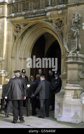 Le président de Sinn Fein, Gerry Adams, député (à droite), se trouve à l'entrée St Stephens au Parlement de Londres. M. Adams et trois autres députés de Sinn Fein, dont Martin McGuiness, ont obtenu des bureaux au Palais de Westminster. * lors d'une conférence de presse, M. Adams a déclaré que les députés de Sinn Fein n'auraient jamais officiellement pris des sièges au Parlement britannique. Il a déclaré que son parti voulait utiliser les installations communes comme point de référence pour engager le dialogue sur le processus de paix et la cause d'une Irlande unie. Banque D'Images