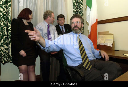 Le président Sinn Fein Gerry Adams (R) dans son nouveau bureau à la Chambre des communes, à Londres, le jour où lui et trois autres députés du parti à Westminster (L-R) Michelle GilderNew, Martin McGuinness et Pat Doherty ont pris leurs bureaux pour la première fois. * Gerry Adams a exhorté le Premier ministre Tony Blair à faire face à la menace pour le processus de paix en Irlande du Nord d'une campagne de meurtre loyaliste pendant les pourparlers au No 10. Banque D'Images