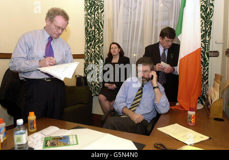 Le président de Sinn Fein Gerry Adams (assis) à l'intérieur de son nouveau bureau à la Chambre des communes, à Londres, le jour où lui et trois autres députés du parti à Westminster, (L-R) Martin McGuinness, Michelle Gildernown et Pat Doherty, ont pris leurs fonctions. * espaces pour la première fois. Gerry Adams a exhorté le Premier ministre Tony Blair à faire face à la menace que représente pour le processus de paix en Irlande du Nord une campagne de meurtre loyaliste lors des pourparlers au no 10. Banque D'Images