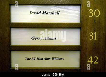 La plaque d'identification du corridor pour le bureau du président de Sinn Fein Gerry Adams à la Chambre des communes, à Londres, le jour où lui-même et trois autres députés de Westminster du parti, Michelle GilderNew, Martin McGuinness et Pat Doherty, ont pris leurs bureaux. * pour la première fois. Gerry Adams a exhorté le Premier ministre Tony Blair à faire face à la menace que représente pour le processus de paix en Irlande du Nord une campagne de meurtre loyaliste lors des pourparlers au no 10. Banque D'Images