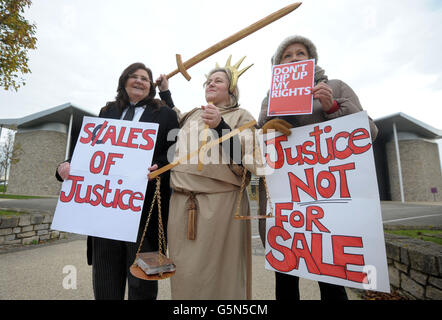 Des membres du Syndicat des services publics et commerciaux, le SCP, protestent à l'extérieur du palais de justice de North Somerset, à Weston-super-Mare, contre les réductions de dépenses. Banque D'Images