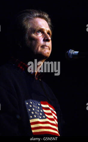 Brian Wilson, chanteur-compositeur de Beach Boys, se présentant sur scène au Royal Festival Hall, à Londres, lors d'un concert célébrant la 100e édition du magazine MOJO. Banque D'Images