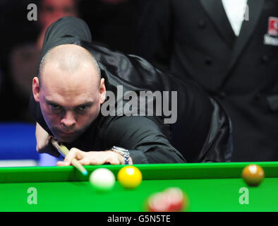 Stuart Bingham d'Angleterre à la table lors de son premier match des William Hill UK Snooker Championships au York Barbican Center, York. Banque D'Images