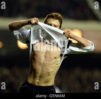 John Arne Riise, de Liverpool, célèbre le but égalisateur de la F.A. Barclaycard jeu de Premiership entre Arsenal et Liverpool à Highbury, dans le nord de Londres. Photo Tom Hevezi Banque D'Images