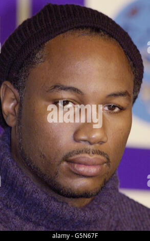 Lennox Lewis (au centre), champion de boxe britannique à fort coefficient de poids, arrive à une boîte de nuit du centre de Londres pour assister à une conférence de presse, appelée après l'audience au Nevada, aux États-Unis, qui a empêché le combat prévu pour le titre Lewis et Mike Tyson de se poursuivre à Las Vegas. Banque D'Images