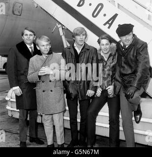 Les Beach Boys, groupe de chanteurs pop américains avec son « murf », sont vêtus d'un novembre britannique plutôt que d'un rivage ensoleillé. Ils sont arrivés de New York à l'aéroport de Londres par le BOAC Liner. (l-r) Carl Wilson, Al Jardine, Dennis Wilson, Brian Wilson et Mike Love Banque D'Images