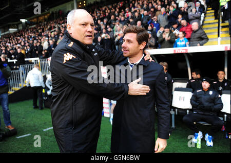 Football - Barclays Premier League - Fulham / Tottenham Hotspur - Craven Cottage.Martin Jol, directeur de Fulham (à gauche) salue le directeur de Tottenham Hotspur André Villas Boas Banque D'Images