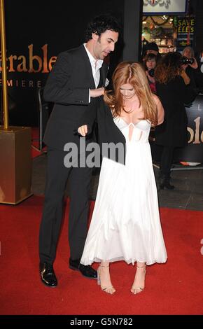 Sacha Baron Cohen et Isla Fisher arrivent à la première des Miserables à l'Empire Leicester Square, Londres, Royaume-Uni Banque D'Images