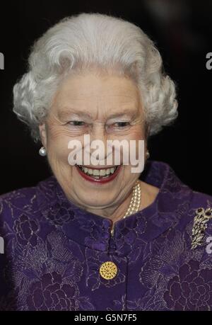 La reine Elizabeth de Grande-Bretagne arrive pour la présentation et le concert de la Médaille de la Reine pour la musique au Barbican Centre de Londres. Banque D'Images