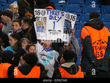 Football - UEFA Champions League - Groupe E - Chelsea / FC Nordsjaelland - Stamford Bridge.Les fans de Chelsea tiennent une bannière pour soutenir l'ancien directeur Roberto Di Matteo dans les stands Banque D'Images