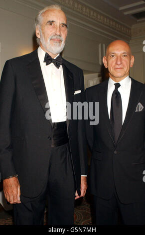 Acteurs Christopher Lee (L) et Ben Kingsley lors du Evening Standard film Awards 2002 au Savoy à Londres. Les prix annuels récompensent les réalisations du cinéma maison au cours des 12 derniers mois et ont été accueillis cette année par le comédien Jack Dee. * ... La cérémonie sera diffusée à la télévision Carlton. Banque D'Images