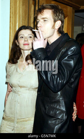 Acteur, Ewan McGregor et son épouse lors du Evening Standard film Awards 2002 au Savoy à Londres. Les prix annuels récompensent les réalisations du cinéma maison au cours des 12 derniers mois et ont été accueillis cette année par le comédien Jack Dee. * ... La cérémonie sera diffusée à la télévision Carlton. Banque D'Images