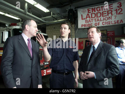 Le premier ministre d'Irlande du Nord, David Trimble (à droite), et le premier ministre adjoint, Mark Durkan (à gauche), visitent le bataillon 7 des pompiers de New York à New York.* ...Les deux ministres rencontrent Jason McGimpsey (au centre), combattant des incendies de New York, qui est le neveu de Michael McGimpsey, ministre des Arts culturels et des Loisirs d'Irlande du Nord.Jason était en service le jour des attaques du 11 septembre et a perdu cinq collègues de son poste.Le travail continue à se dégager de la zone. Banque D'Images