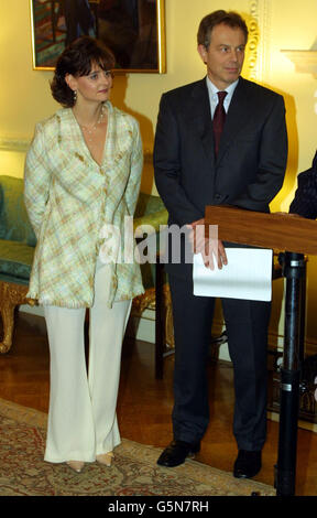 Le Premier ministre britannique Tony Blair et sa femme Cherie, à Downing Street, où ils accueillaient une réception en l'honneur de la campagne pour financer une chaire de justice sociale à l'Université de Glasgow, à la mémoire du regretté premier ministre écossais Donald Dewar.* ...M. Dewar est décédé en octobre 2000, après être devenu secrétaire d'État pour l'Écosse après la victoire aux élections législatives du travail en 1997, puis Premier ministre après la décentralisation.Un fonds pour la création d'un professeur Donald Dewar de justice sociale à l'Université de Glasgow a été créé peu après le décès de M. Dewar. Banque D'Images