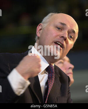 Le chef du Parti conservateur Iain Duncan-Smith s'adresse à la Conférence parlementaire annuelle de la jeunesse à Central Hall, Westminster, Londres. Le débat annuel du Westminster Day est conçu pour introduire les jeunes dans la politique. Banque D'Images