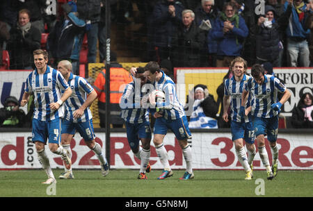 Kazenga Lualua, de Brighton & Hove Albion, a obtenu un coup de pied gratuit et est félicité par Ashley Barnes lors du match de championnat de la npower football League à la Valley, Londres. Banque D'Images